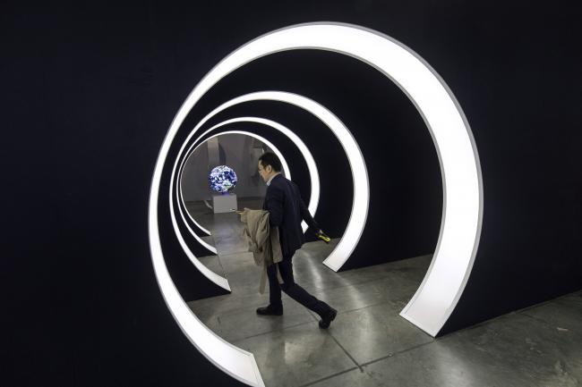 © Bloomberg. An attendee walks through the entrance of Tencent Holdings Ltd.'s WeChat Open Class Pro conference in Guangzhou, China, on Monday, Jan. 15, 2018. WeChat, the social network that is nearly ubiquitous in China, said at the conference that it has 580,000 mini-programs in operation. Photographer: Qilai Shen/Bloomberg