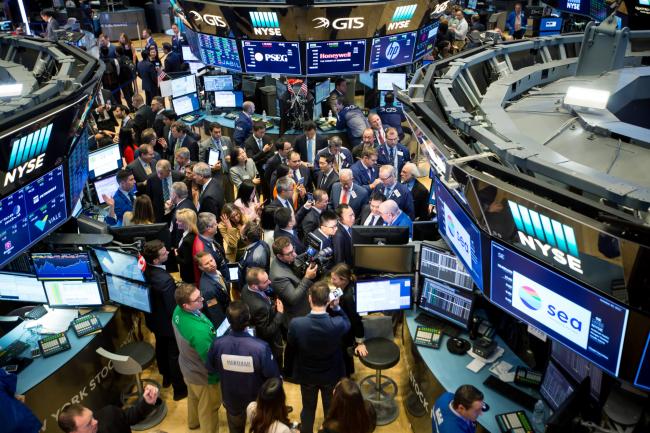 © Bloomberg. Traders work on the floor of the New York Stock Exchange (NYSE) in New York, U.S., on Friday, Oct. 20, 2017.