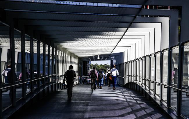 © Bloomberg. People walk through the Barangaroo area in the central business district of Sydney, Australia, on Monday, Jan. 23, 2017. Australia is leading a push to salvage a Pacific trade deal after U.S. President Donald Trump formally withdrew as a signatory to the 12-nation accord. Photographer: DALLAS KILPONEN/Bloomberg