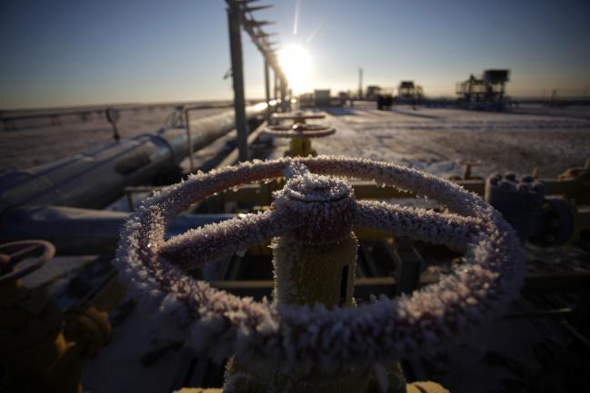 © Bloomberg. Ice sits on a valve control wheel connected to pipe work at OAO Gazprom's new Bovanenkovo deposit, a natural gas field near Bovanenkovskoye on the Yamal Peninsula in Russia. 