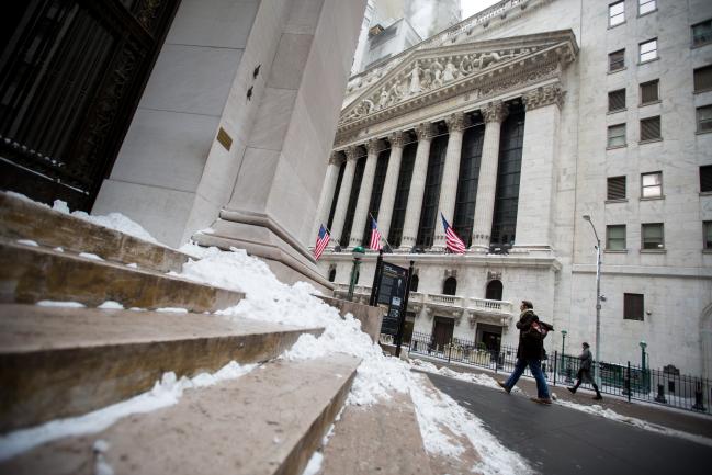 © Bloomberg. Pedestrians pass in front of the New York Stock Exchange (NYSE) in New York, U.S., on Monday, Jan. 8, 2018. U.S. stocks were mixed, with the S&P 500 Index on track for its first decline of the year, as investors assessed the prospects for corporate earnings, while the dollar strengthened after three straight weekly declines. Photographer: Michael Nagle/Bloomberg