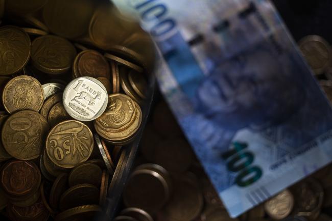 South African Rand Extends Decline After GDP Contracts in 3Q