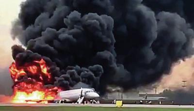 Máy bay chở khách bốc cháy lúc hạ cánh khẩn cấp, 41 người thiệt mạng