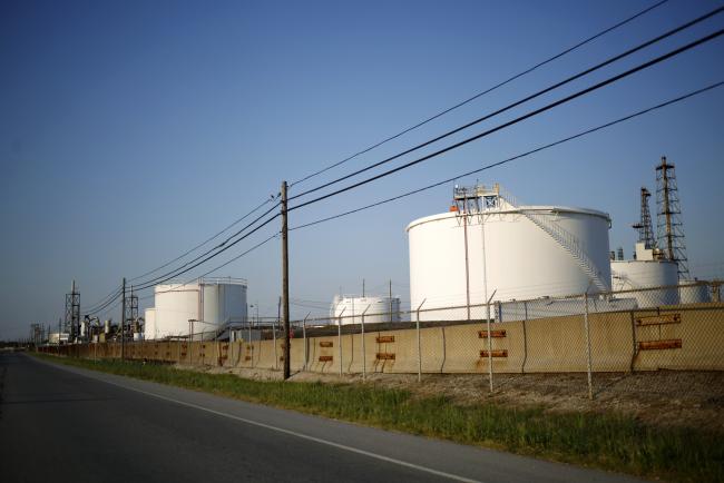 © Bloomberg. Oil storage tanks stand at the BP-Husky Toledo Refinery in Oregon, Ohio, U.S., on Monday, June 12, 2017. Global natural gas production stagnated last year as lower prices damped U.S. output for the first time since the shale boom started. Gas production was 