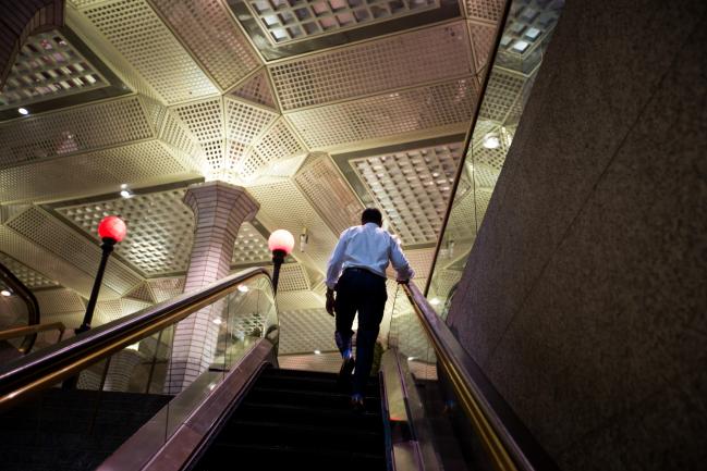 © Bloomberg. A commuter exits the Wall Street subway station near the New York Stock Exchange (NYSE) in New York, U.S., on Monday, Sept. 17, 2018. U.S. stocks started the week lower, while Asian equities slumped and European shares were little changed, as investors grappled with the latest American threats to expand tariffs on Chinese goods. Photographer: Michael Nagle/Bloomberg