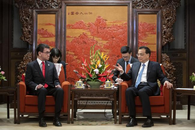 © Bloomberg. Li Keqiang, right, with Taro Kono in Beijing, April 2019. Photographer: Nicolas Asfouri/Pool via Getty Images