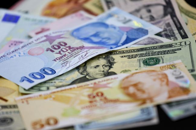 © Bloomberg. Turkish lira and dollar banknotes sit in this arranged photo at a currency exchange bureau in Istanbul, Turkey, on Monday, June 25, 2018. The gains in Turkey’s lira that followed Recep Tayyip Erdogan’selection victory fizzled out as investors worried that the president’s sweeping new powers may stymie efforts to rein in inflation and the widening current-account deficit. Photographer: Kostas Tsironis/Bloomberg