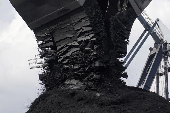 © Bloomberg. A crane unloads the first shipment of anthracite coal from U.S. supplier XCoal Energy & Resources LLC, for state energy firm Centrenergo PJSC, onto the dockside at Yuzhny Port, near Odessa, Ukraine, on Wednesday, Sept. 13, 2017. A Pennsylvania company will send 700,000 tons of coal to Ukraine in a deal the administration of President Donald Trump heralded as an important tool to undercut the power Russia has over its European neighbors. Photographer: Vincent Mundy/Bloomberg