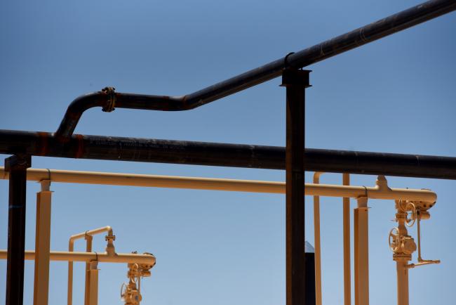 © Bloomberg. Gathering lines are seen at the Royal Dutch Shell Plc processing facility in Loving, Texas, U.S., on Friday, Aug. 24, 2018. Royal Dutch Shell Plc came through a quarter of volatile oil prices to beat earnings estimates, delivering a surge in cash flow the company said will underpin 