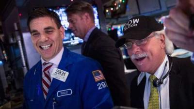 Dow Jones vọt hơn 200 điểm lên ngưỡng 28,000 