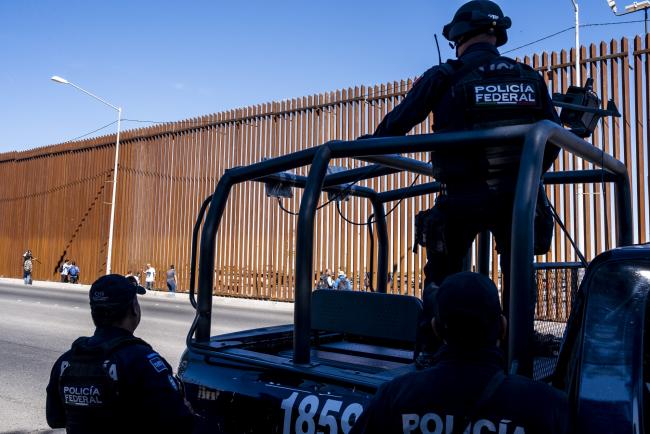 © Bloomberg. Mexican Federal Police patrol along a fence ahead of U.S. President Donald Trump's visit to Calexico, California, across from the U.S.-Mexico border in Mexicali, Mexico, on Friday, April 5, 2019. Trump said the U.S. is 