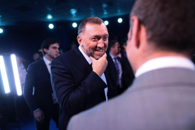 © Bloomberg. Oleg Deripaska, Russian billionaire and president of United Co. Rusal, center, reacts while speaking to Erik Schatzker, television anchor at Bloomberg Television, while attending the Bloomberg Television debate panel during the St. Petersburg International Economic Forum (SPIEF) at the Expoforum in Saint Petersburg, Russia, on Thursday, June 1, 2017. The event program is based around the theme 'Achieving a New Balance in the Global Economic Arena' and runs from June 1 - 3. Photographer: Simon Dawson/Bloomberg