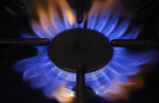 © Bloomberg. Natural gas burns on a kitchen stove in Hornchurch, U.K. Photographer: Simon Dawson/Bloomberg