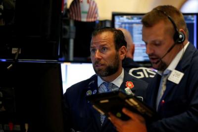 Dow Jones và S&P 500 lùi bước trước đà giảm của nhóm cổ phiếu năng lượng