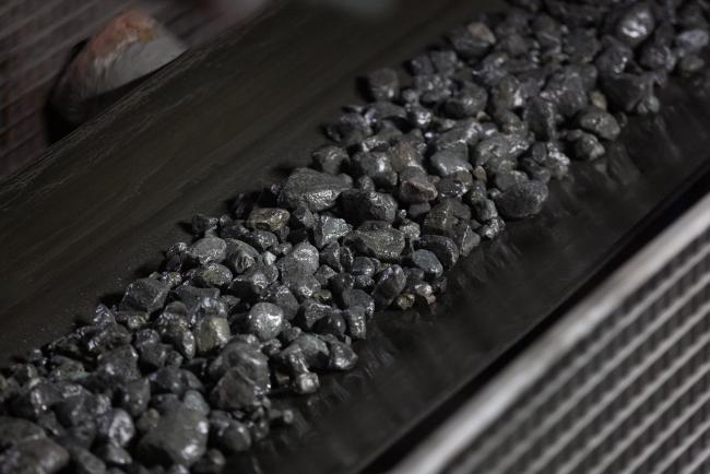 © Bloomberg. Copper-nickel ore moves along a conveyor belt at the Talnakh concentrator plant, operated by MMC Norilsk Nickel PJSC, in Norilsk, Russia, on Wednesday, Oct. 18, 2017. Norilsk Nickel, which mines the rich deposits of nickel, copper and palladium near Norilsk, has spent 2.5 billion rubles ($40 million) to lay fiber-optic cabling in the Siberian tundra.