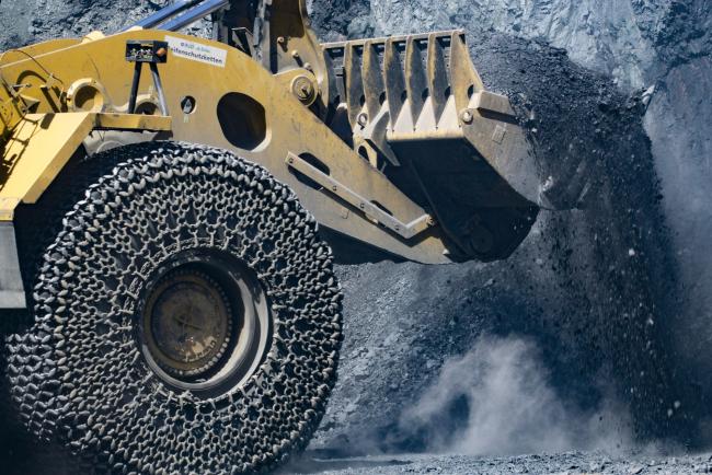 © Bloomberg. A front loader scoops up freshly blasted rock containing iron ore at the Yeristovo and Poltava iron ore mine, operated by Ferrexpo Poltava Mining PJSC, in Poltava, Ukraine, on Friday, May 5, 2017. China accounted for over 60% of global iron-ore demand in 2016, World Steel Association data show and was Ferrexpo's largest export-sales contributor by country. Photographer: Vincent Mundy/Bloomberg