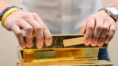 Đồng USD tăng mạnh kéo giá vàng thế giới sụt nhanh