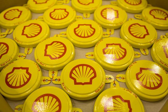 © Bloomberg. Tab seal caps for oil drums sit in a tray after pressing at the Royal Dutch Shell Plc lubricants blending plant in Torzhok, Russia, on Wednesday, Feb. 7, 2018. Photographer: Andrey Rudakov/Bloomberg
