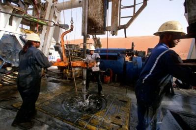 Sản lượng dầu OPEC giảm trong tháng 11 vì Iran