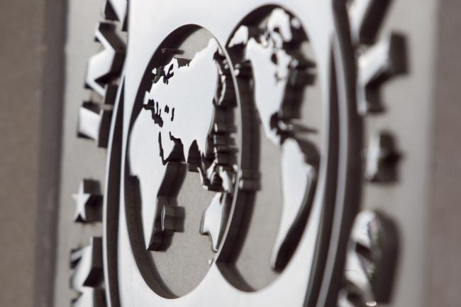 © Bloomberg. The logo of the International Monetary Fund (IMF) is displayed out the headquarters in Washington, D.C., U.S. Photographer: Andrew Harrer/ 