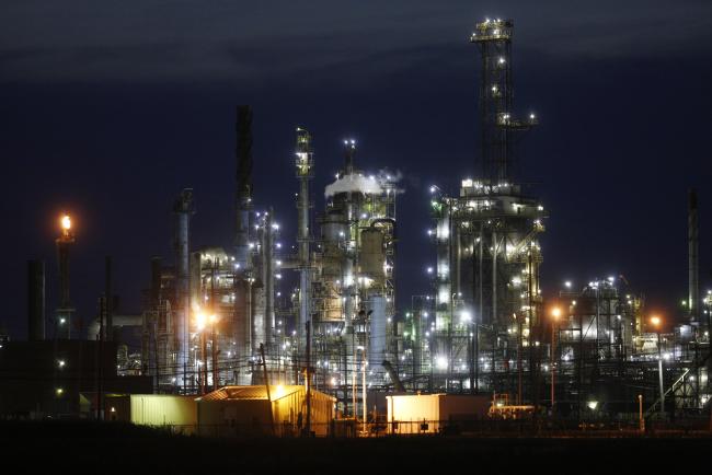 © Bloomberg. The BP-Husky Toledo Refinery stands at night in Oregon, Ohio, U.S., on Tuesday, June 13, 2017. Global natural gas production stagnated last year as lower prices damped U.S. output for the first time since the shale boom started. Gas production was 