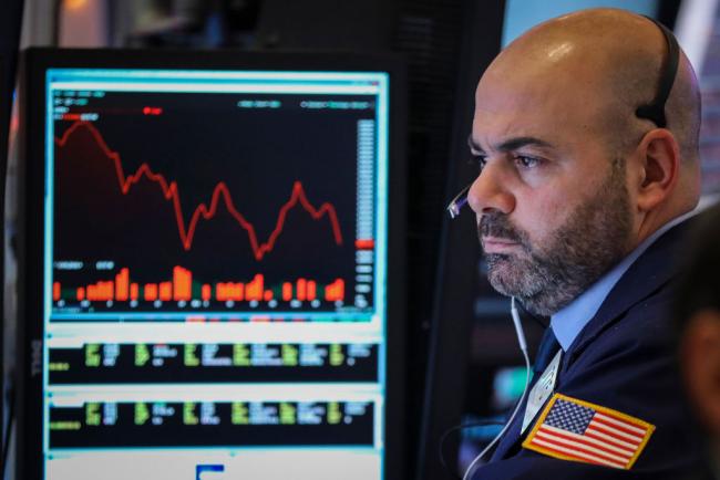 © Bloomberg. NEW YORK, NY - DECEMBER 17: A trader works at his desk at the closing bell on the floor of the New York Stock Exchange (NYSE), December 17, 2018 in New York City. The Dow Jones industrial average was down over 500 points for the day at the close on Monday. The Federal Reserve will announce on Wednesday whether they will raise interest rates. (Photo by Drew Angerer/Getty Images)