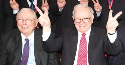 Không ngại xa xôi, cổ đông Berkshire Hathaway đến tận Omaha để nghe ông Buffett và ông Munger chia sẻ