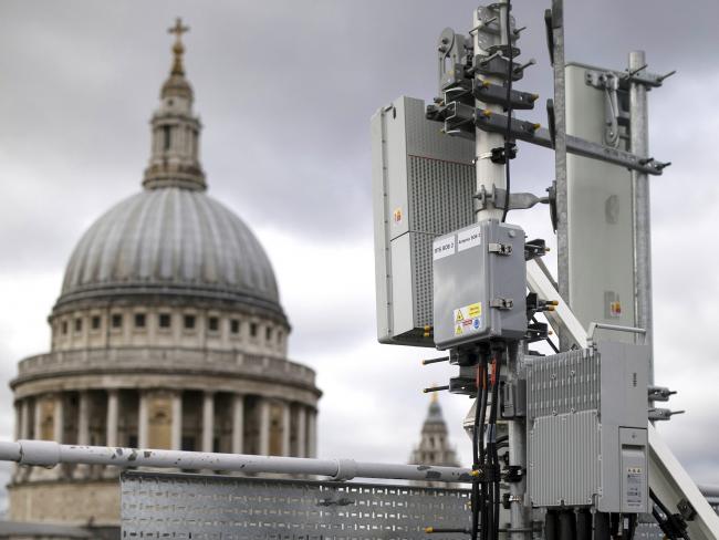 © Bloomberg. An array of 5G masts including Huawei equipment in central London. 