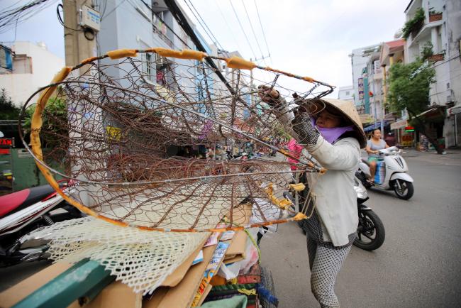 © Bloomberg. A woman loads the frame of a mattress onto a cart on a street in Ho Chi Minh City, Vietnam, on Tuesday, Jan. 10, 2017. Vietnam's economy expanded more than 6 percent for a second year in 2016, defying a regional slowdown to remain one of the world's best performers as retails sales rose 10.2 percent. Photographer: Linh Luong Thai/Bloomberg