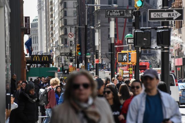 © Bloomberg. Pedestrians and shoppers walk past Fulton Street in New York, U.S., on Thursday, April 13, 2017. Bloomberg is scheduled to release U.S. weekly consumer comfort figures on April 27. Photographer: Stephanie Keith/Bloomberg