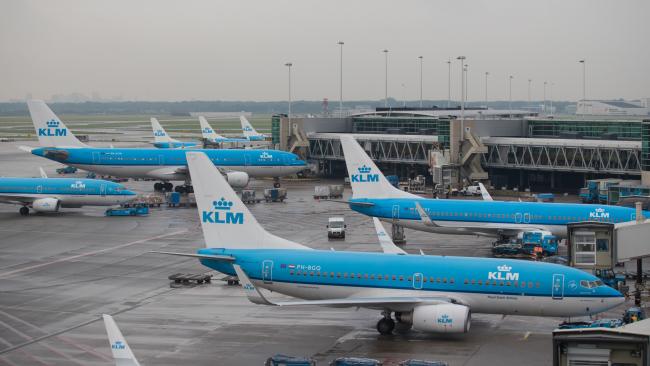 © Bloomberg. Passenger aircraft operated by KLM, the Dutch arm of Air France-KLM Group, stand on the tarmac at Schiphol airport in Amsterdam, Netherlands, on Tuesday, Aug. 15, 2017. 
