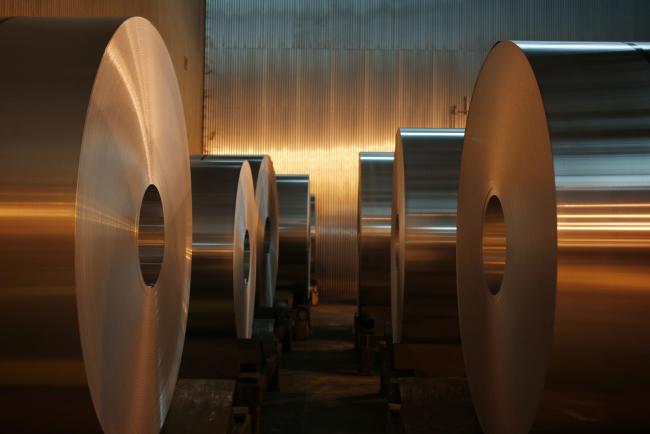 © Bloomberg. Aluminum coils sit in a cooling area at the Arconic Inc. manufacturing facility in Alcoa, Tennessee, U.S., on Tuesday, Jan. 24, 2017. Arconic Inc. is scheduled to release earnings figures on January 31.
