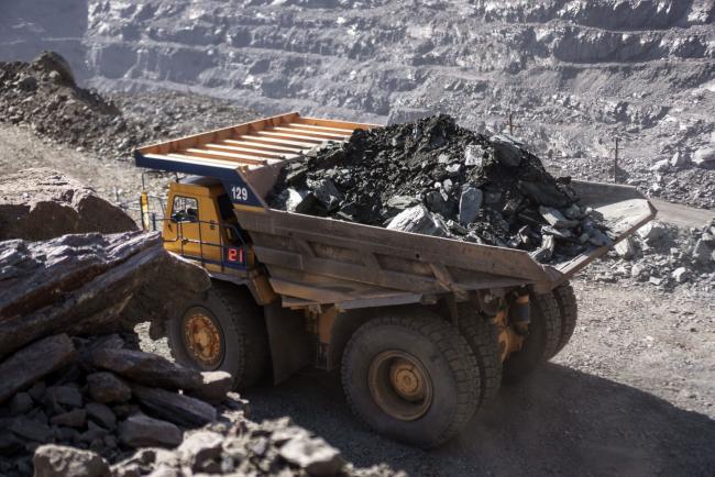 © Bloomberg. A dump truck transports iron ore at the open pit mine, operated by ArcelorMittal, in Kryvyi Rih, Ukraine, on Wednesday, March 6, 2019. ArcelorMittal has made an offer of 48 billion rupees ($672 million) to buy an Essar Power generation plant in India, outbidding the founding Ruia brothers, according to people with knowledge of the matter. Photographer: Vincent Mundy/Bloomberg