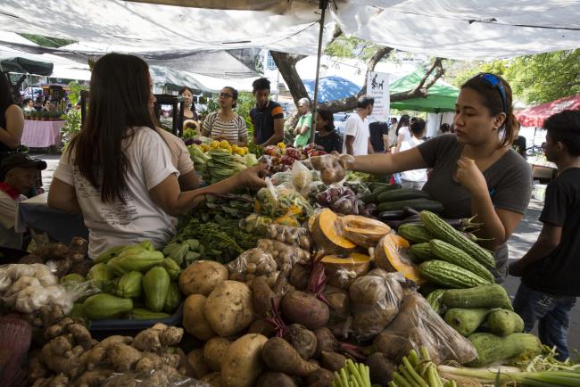 © Bloomberg. A woman shops for produce at the Legazpi Sunday Market in the Makati district of Manila, the Philippines, on Sunday, May 1, 2016.  Photographer: Taylor Weidman /Bloomberg