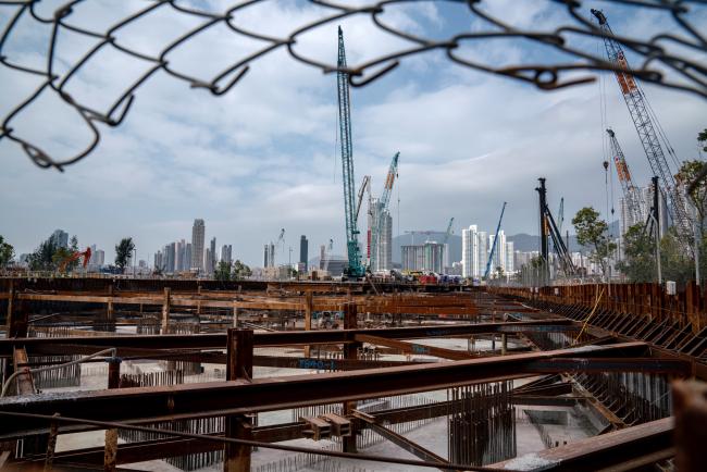 © Bloomberg. Steel beams stand at the New Kowloon Inland Lot 6563 land site in the Kai Tak area of Hong Kong, China, on Saturday, Feb. 2, 2019. HNA Group Co., the debt-laden Chinese conglomerate on a selling spree, agreed to dispose of its last plot of land near Hong Kong's former Kai Tak airport, ending ambitions for a massive residential project in the world's most expensive property market. Photographer: Anthony Kwan/Bloomberg