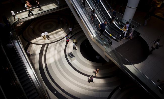 © Bloomberg. Shoppers in Toronto. Photographer: Brent Lewin/Bloomberg