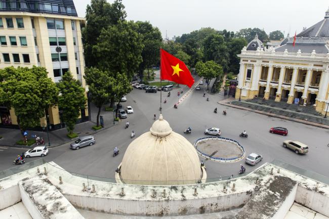 © Bloomberg. The Vietnamese flag flies atop the Hanoi Stock Exchange (HNX) in Hanoi, Vietnam, on Monday, Sept. 10, 2018. Vietnam has averaged economic growth of 6.3 percent between 2005 and 2017, multiplying its per capita income six-fold to $2,385 last year from $396 in 2000, according to data from General Statistics Office in Hanoi. Photographer: Maika Elan/Bloomberg