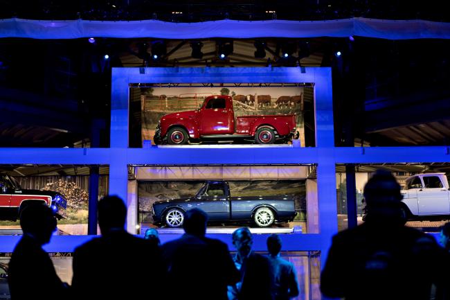 © Bloomberg. General Motors Co. (GM) pickup trucks sit on display before a GM Chevrolet Silverado event during the 2018 North American International Auto Show (NAIAS) in Detroit, Michigan, U.S., on Saturday, Jan. 13, 2018. GM kicked off the Detroit auto show by revealing all-new Silverado pickup truck that is the first all-new, completely-redesigned truck the automaker has sold since 2007. Photographer: Andrew Harrer/Bloomberg