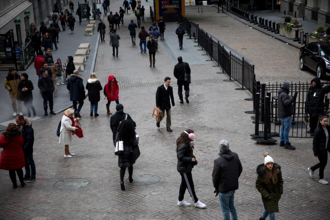 © Bloomberg. Pedestrians pass in front of the New York Stock Exchange (NYSE) in New York, U.S., on Wednesday, Jan. 2, 2019. U.S. stocks pared declines after a brutal start, with financial shares rebounding from a dismal December and crude staging a rally. Treasuries trimmed gains. Photographer: Michael Nagle/Bloomberg