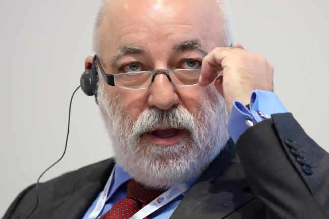 © Bloomberg. Viktor Vekselberg, Russian billionaire, adjusts his glasses while speaking during the Global CEO Summit on the opening day of the St. Petersburg International Economic Forum (SPIEF) in Saint Petersburg, Russia.