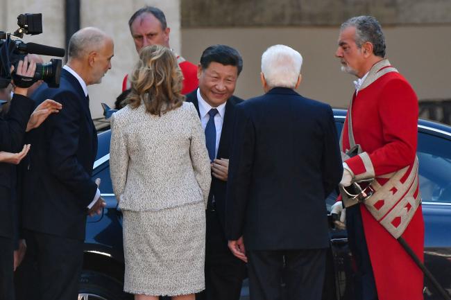 © Bloomberg. Italian President Sergio Mattarella (2ndR) greets Chinese President Xi Jinping (C) upon his arrival for their meeting on March 22, 2019  