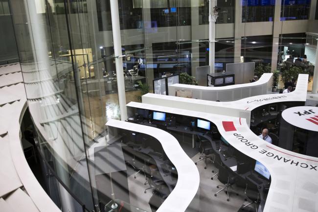 © Bloomberg. Employees work at the Tokyo Stock Exchange (TSE), operated by Japan Exchange Group Inc. (JPX), in Tokyo, Japan, on Friday, Dec. 29, 2017. Japan’s Topix index capped its best annual performance since 2013, though it ended the last trading day of the year lower as some investors adjusted their positions in thin trading before the New Year holidays.