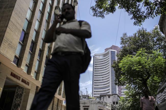 India Stocks Erase Gains as RBI Cuts Rates By Expected Amount