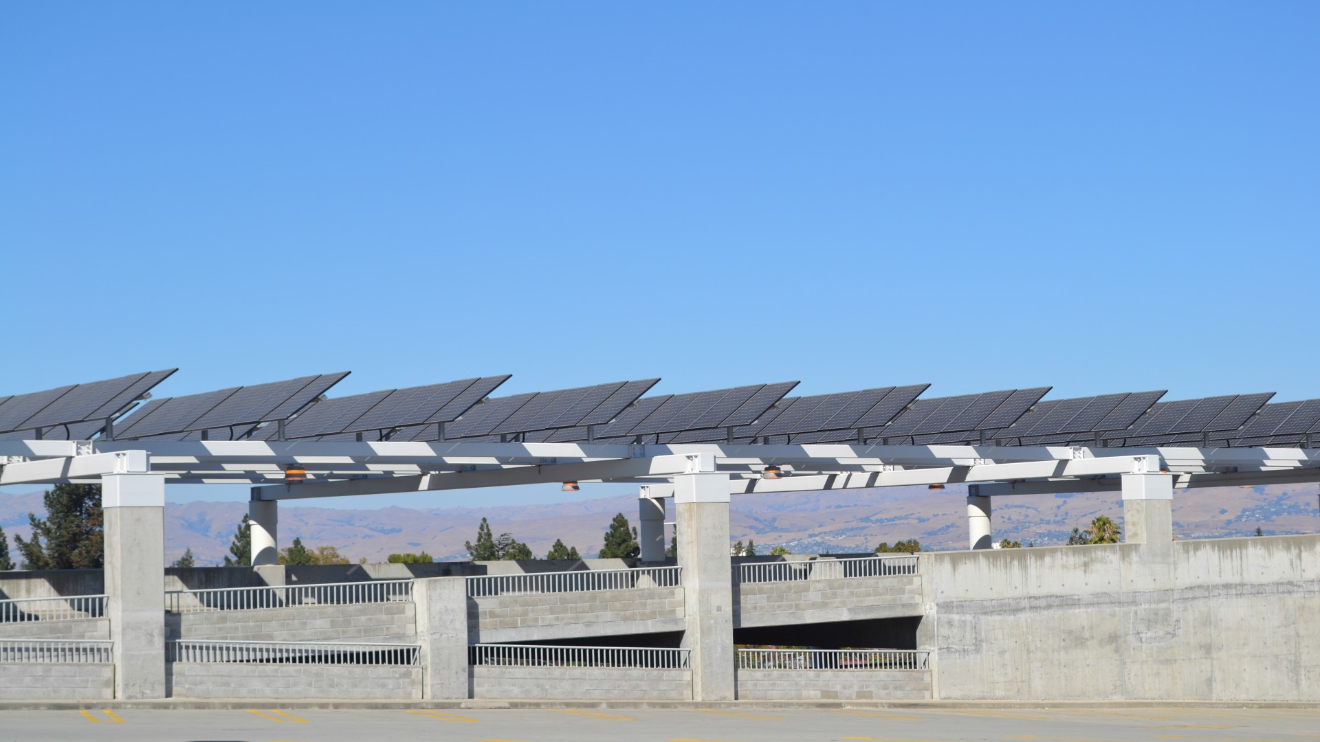 Mitten in der Branchenkrise übernimmt SolarEdge einen Batteriehersteller – muss SMA Solar jetzt nachziehen?