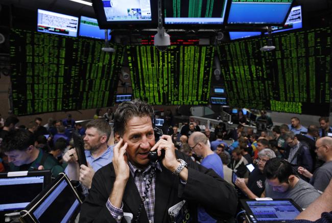 © Bloomberg. A trader works in S&P 500 stock index options pit at the Chicago Board Options Exchange (CBOE) in Chicago, Illinois, U.S., on Thursday, Nov. 16, 2017. CBOE's proprietary VIX futures and S&P 500 options businesses continue to be its key growth engines, with a lack of substitutes affording it significant pricing power. Photographer: Jim Young/Bloomberg