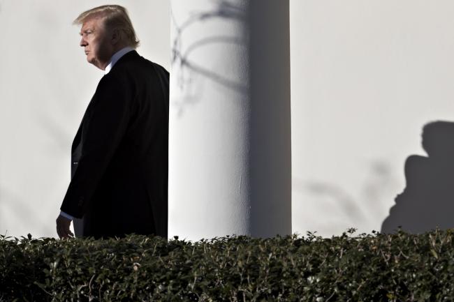 © Bloomberg. U.S. President Donald Trump walks towards the Oval Office through the West Wing Colonnade of the White House after arriving on Marine One in Washington, D.C., U.S., on Thursday, Jan. 27, 2017.