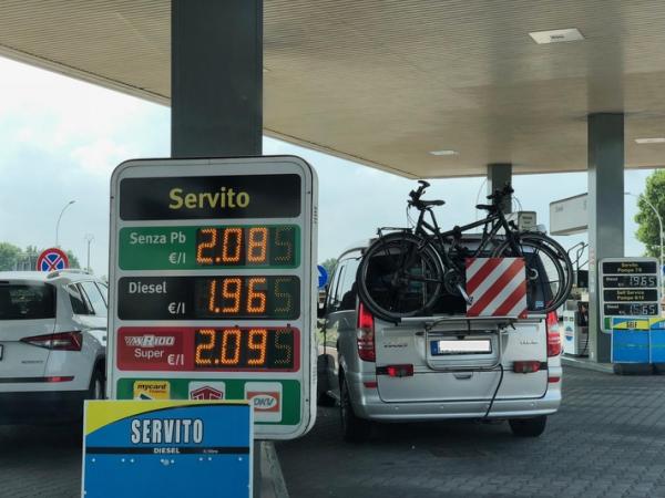 © Ansa. Benzina a 2 euro sull'A22, polemiche