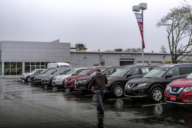 © Bloomberg. A customer views vehicles displayed for sale at a Nissan Motor Co. car dealership in Patchogue, New York, U.S., on Friday, April 27, 2018. Photographer: Johnny Milano/Bloomberg