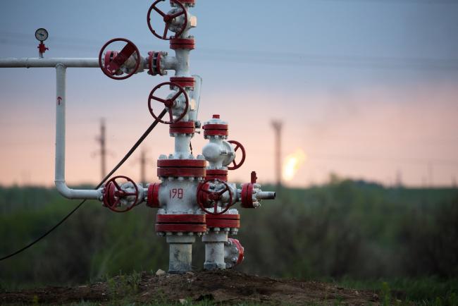 © Bloomberg. Valve wheels sit on crude oil pipework in an oil field near Samara, Russia, on Tuesday, May 14, 2019. The nearby village of Nikolayevka in central Russia has emerged as the epicenter of an international oil scandal with authorities saying corrosive chlorides entered Russia’s 40,000-mile network of oil pipelines, causing the first-ever shutdown of the main export artery to Europe. 