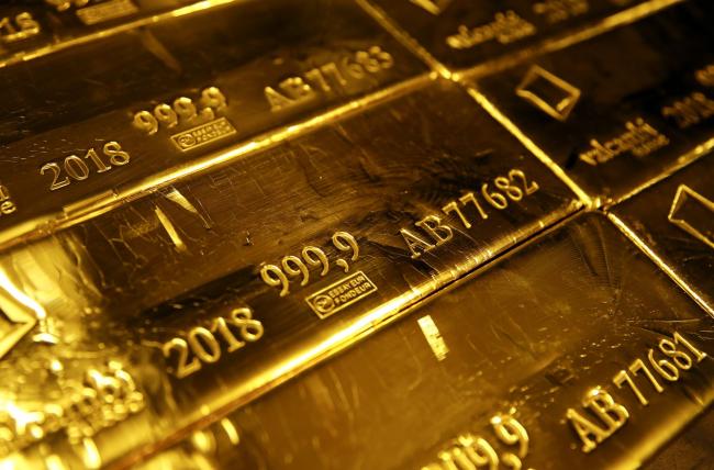 Gold Extends End-of-Year Rally, Set for Best Month Since August